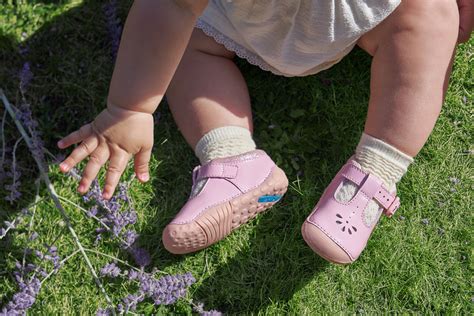 when do babies wear fake shoes